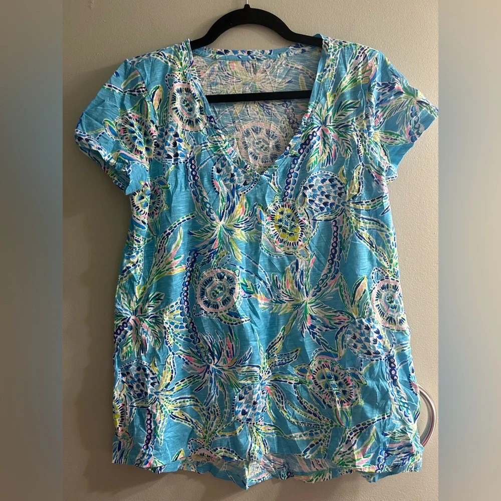 Lilly Pulitzer Etta V-Neck T-shirt in the Bermuda Blue Turtle Szn print - Picture 5 of 6